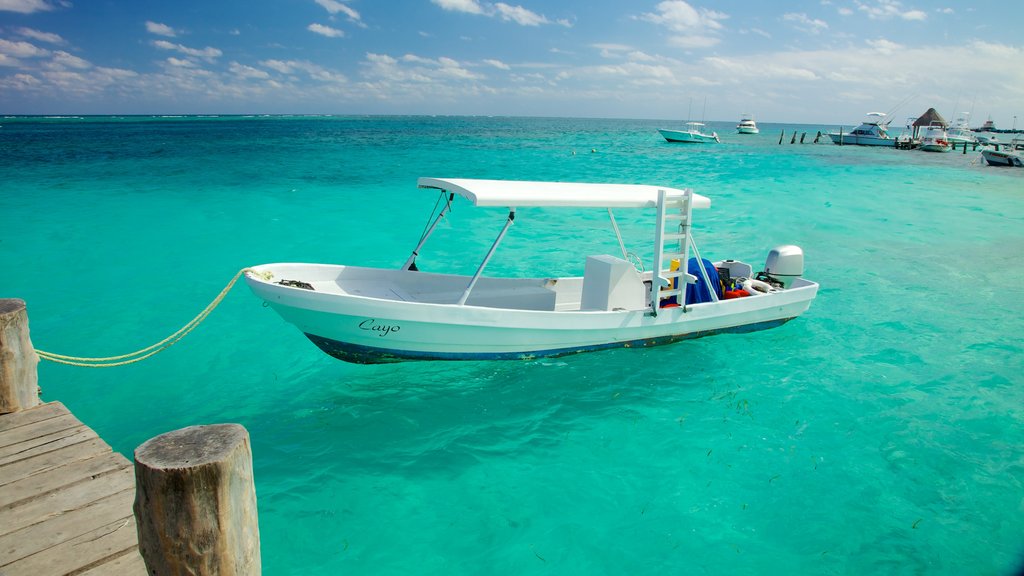 Puerto Morelos que incluye botes y una bahía o un puerto