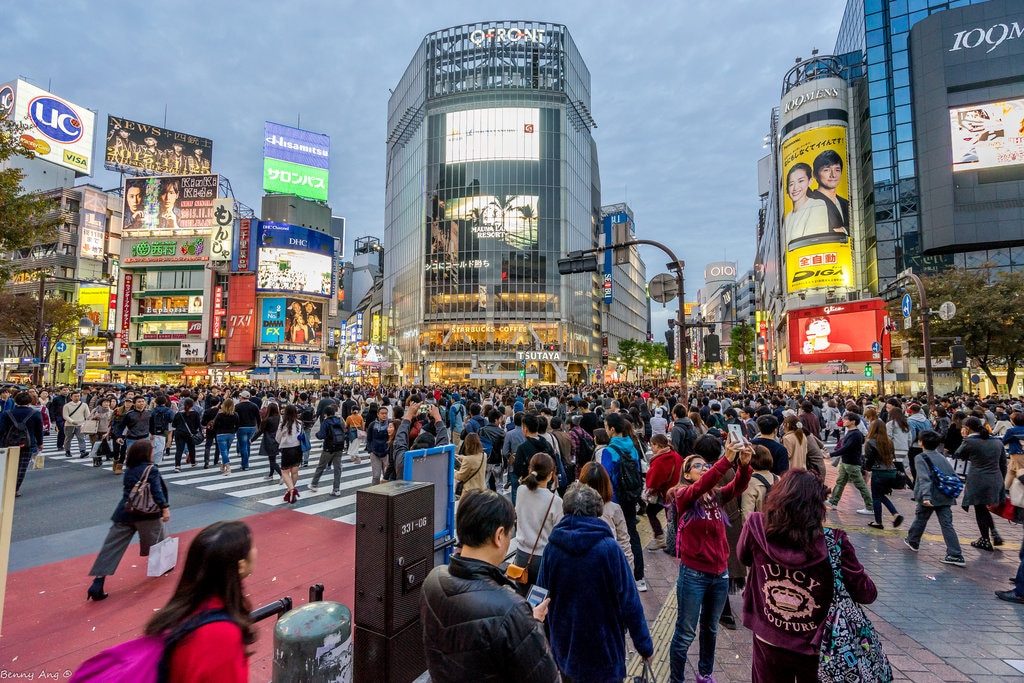 Shibuya (by Benny Ang, CC BY-SA 2.0 - https://www.flickr.com/photos/evobenny/24208881985/ )