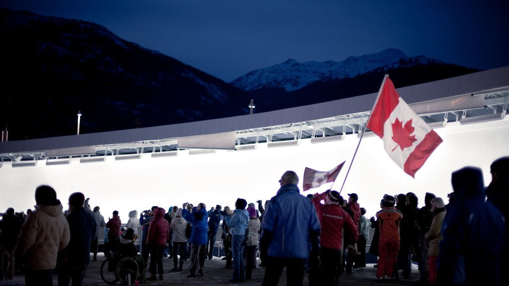 Whistler Sliding Centre caracterizando neve, cenas noturnas e cenas de rua