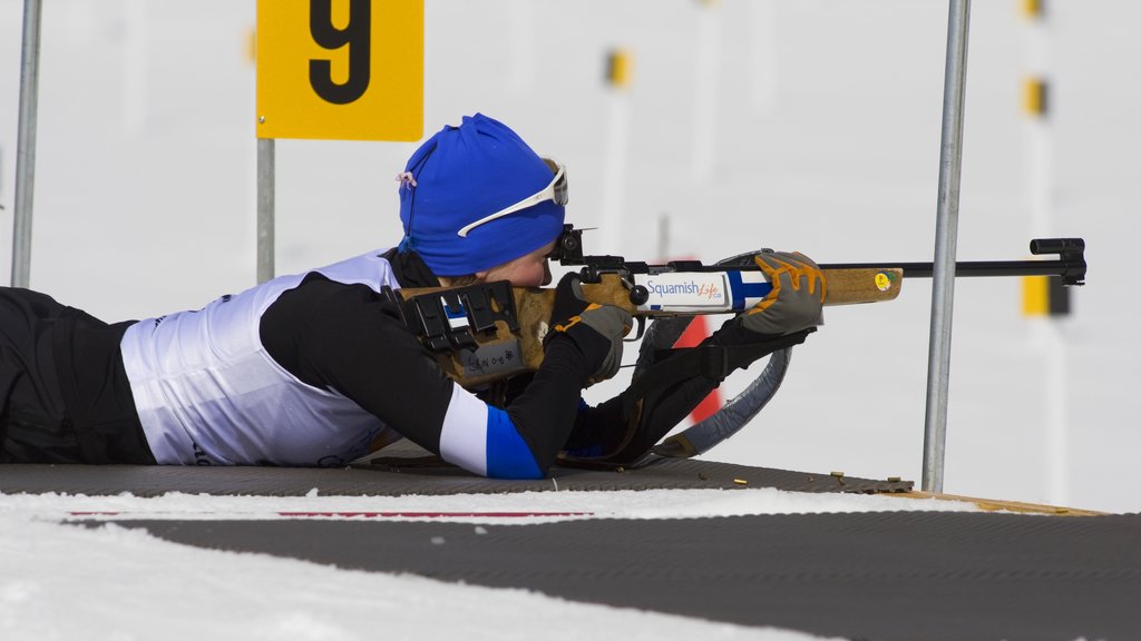 Whistler Olympic Park caracterizando um evento desportivo e neve assim como uma mulher sozinha