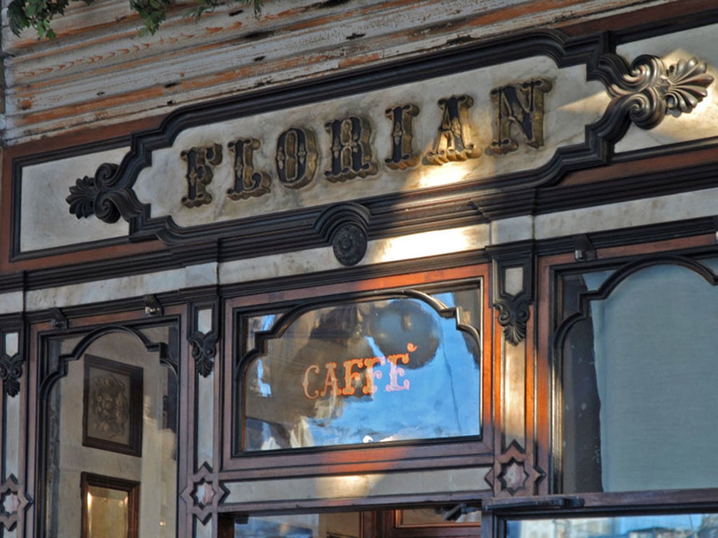 Il Caffé Florian, in piazza San Marco, una meraviglia neobarocca dove fare colazione, almeno una volta nella vita. Di Jean-Pierre Dalbéra from Paris, France - Le café Florian à Venise, CC BY 2.0, https://commons.wikimedia.org/w/index.php?curid=24673958