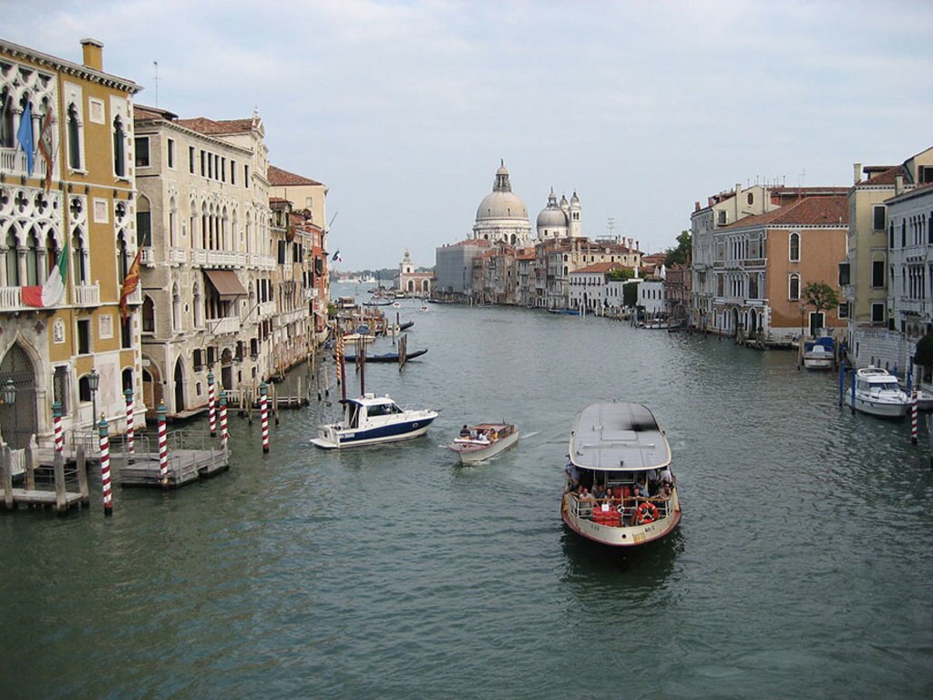 Il suggestivo panorama che si gode dal Ponte dell'Accademia. Di Kevin Chan - Opera propria, CC BY-SA 3.0, https://commons.wikimedia.org/w/index.php?curid=1873411 