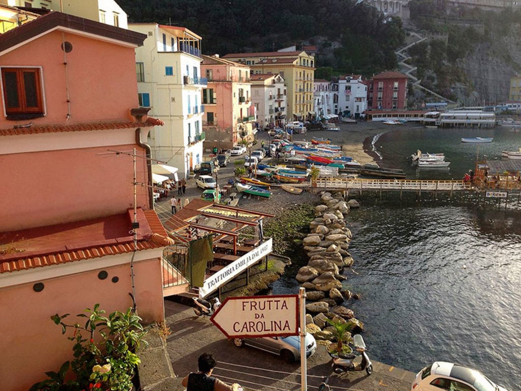 La spiaggia di Marina Grande, vicina al centro, situata nel caratteristico 