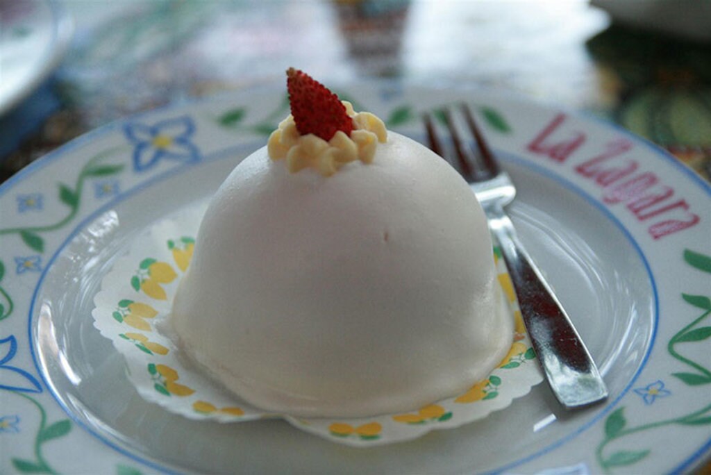 La delizia al limone è il tipico dolce di Sorrento, una squisitezza a base di pan di spagna, limoncello e crema. Foto di dags 1974 - Flickr, CC BY 2.0, https://commons.wikimedia.org/w/index.php?curid=20248456