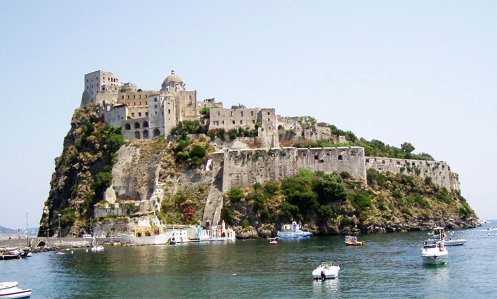 Il castello aragonese di Girone, isolotto adiacente a Ischia Maggiore. La contea di Ischia fu ereditata da Enrico II di Ventimiglia nella seconda metà del XIII secolo per il matrimonio con Isabella contessa di Geraci e Ischia. Pastorius from cs  , via Wikimedia Commons