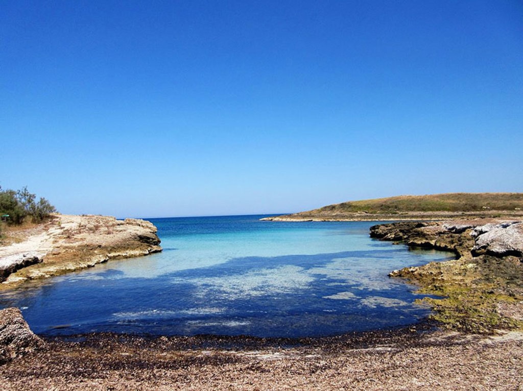 Una delle incantevole baie nei pressi di Ostuni. By Carlo Pelagalli  , attraverso Wikimedia Commons