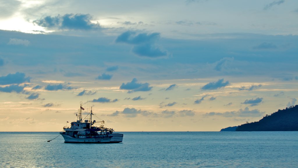 Kota Kinabalu mostrando canoagem, paisagem e um pôr do sol