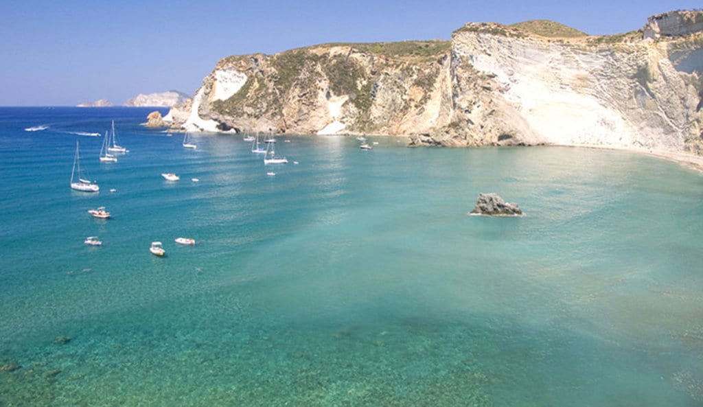 Ponza, la spiaggia di Chiaia di Luna. Photo credit: Shutterstock