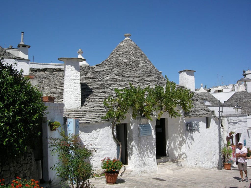 Un trullo, la tipica costruzione pugliese.. Di Yellow.Cat from Roma, Italy (A nice trullo)  , attraverso Wikimedia Commons