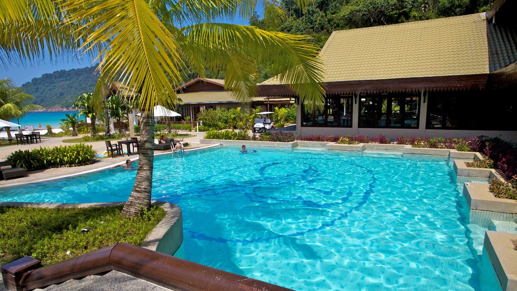 Ilha Redang mostrando um hotel de luxo ou resort, cenas tropicais e uma piscina