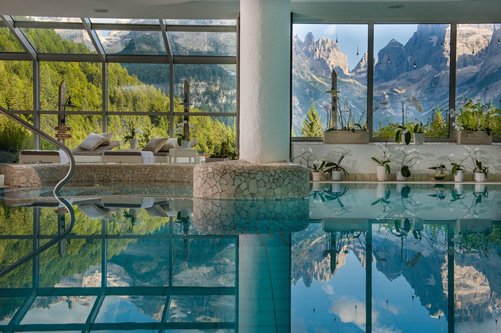  La piscina coperta del Bio Hotel Hermitage di Madonna di Campiglio. Courtesy of Bio Hotel Hermitage​
