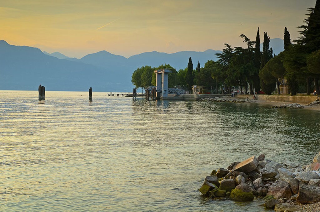 Veduta del lago di Garda al tramonto. Photo credit Shutterstock