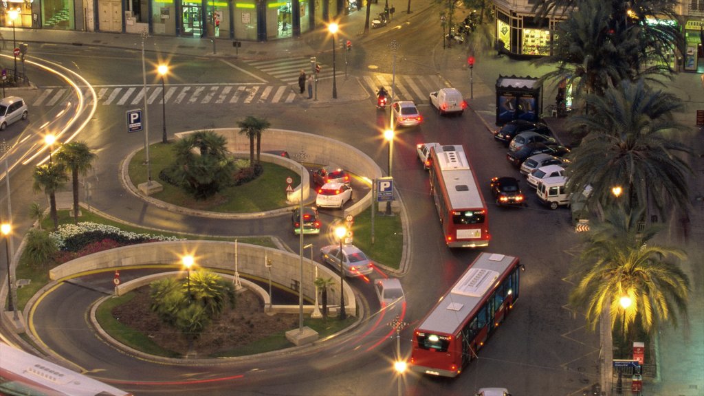 Plaza de la Reina mostrando arquitectura moderna, escenas de noche y una ciudad