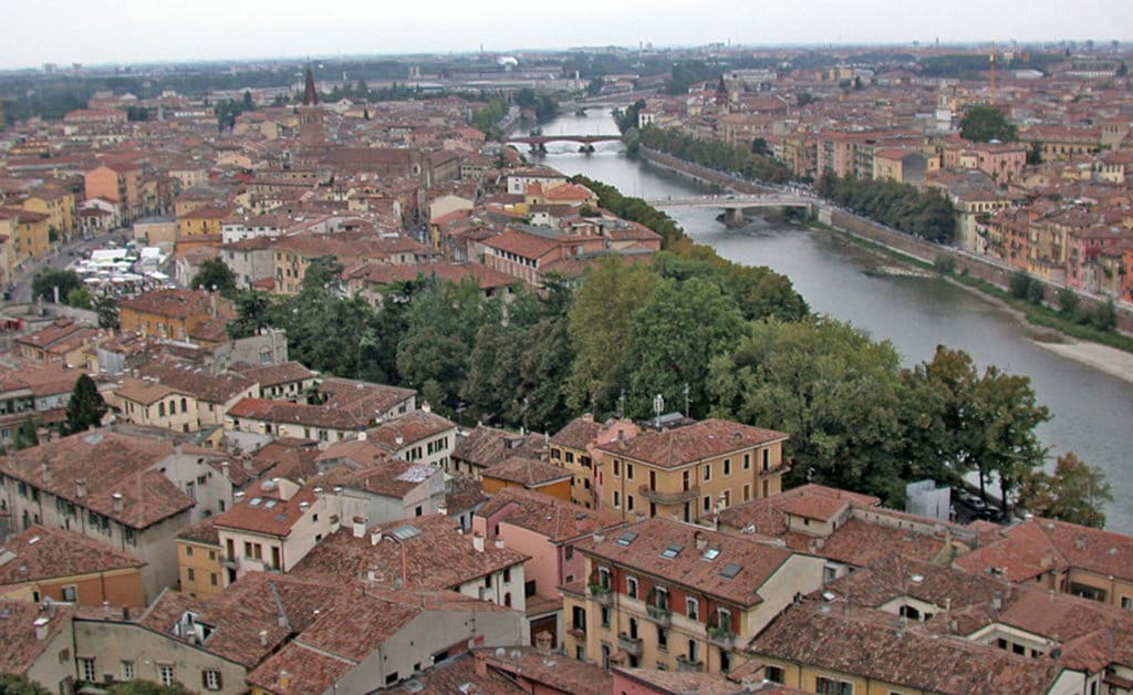 Verona, vista dal Castel San Pietro. Di MM (Opera propria (Testo originale: Self made photo))  , attraverso Wikimedia Commons