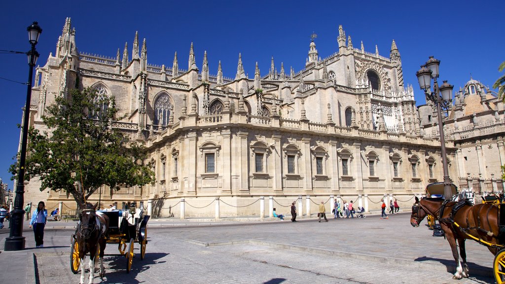 Catedral de Sevilla que incluye una plaza, una iglesia o catedral y elementos religiosos