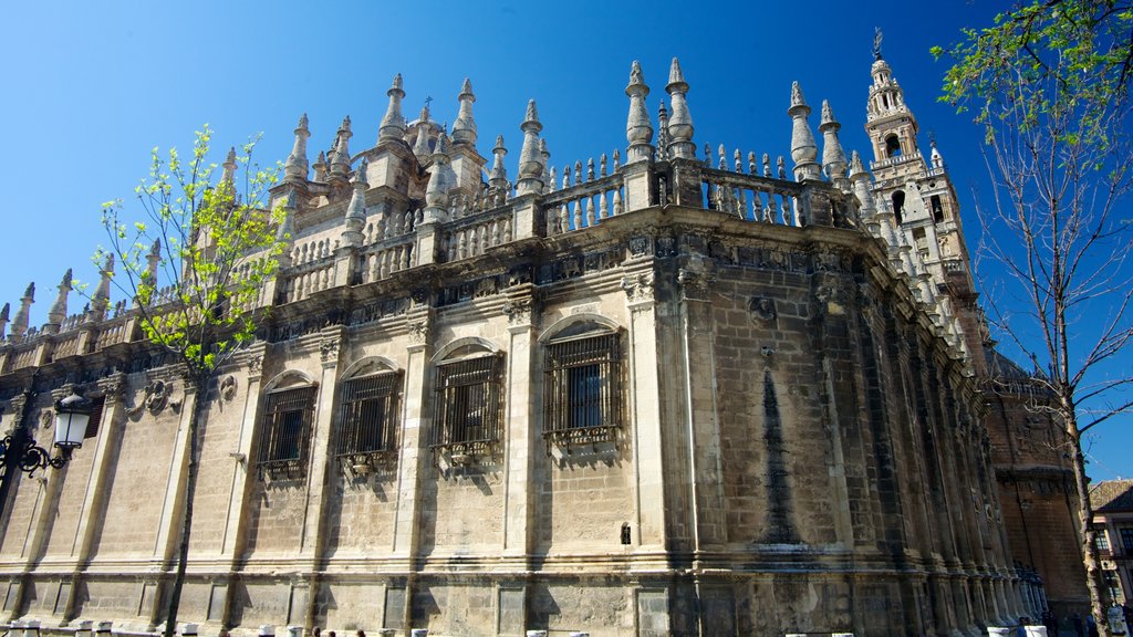 Catedral de Sevilha caracterizando arquitetura de patrimônio, elementos religiosos e uma igreja ou catedral