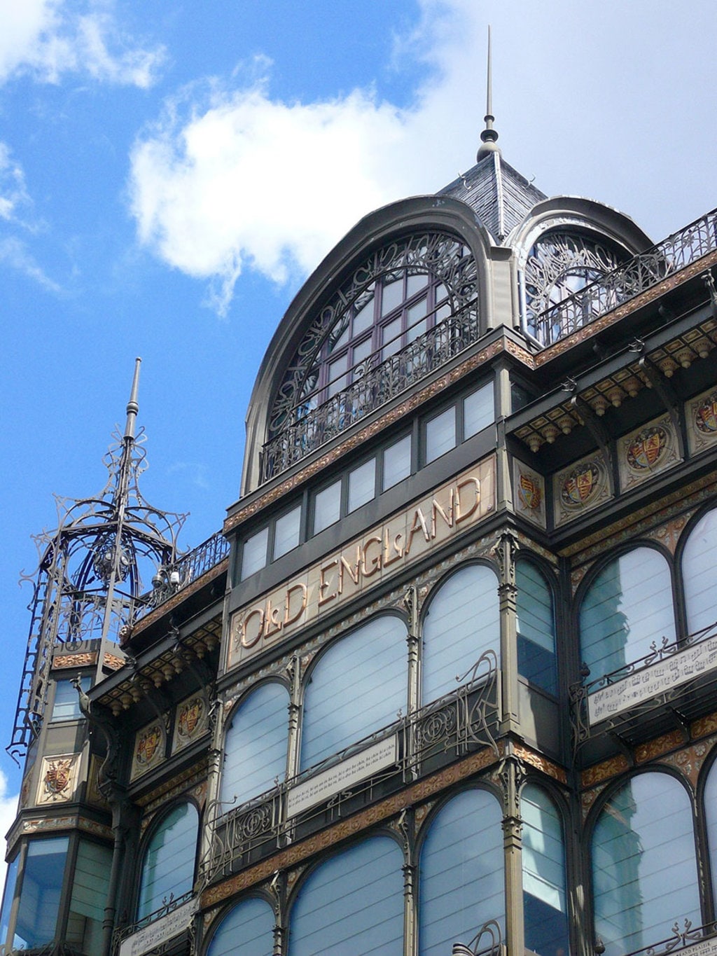 Uno dei più felici esempi di Art Nouveau a Bruxelles. L'edificio Old England è stato realizzato dall'architetto Paul Saintenoy, oggi ospita il Museo degli Strumenti musicali. Photo from Pixabay