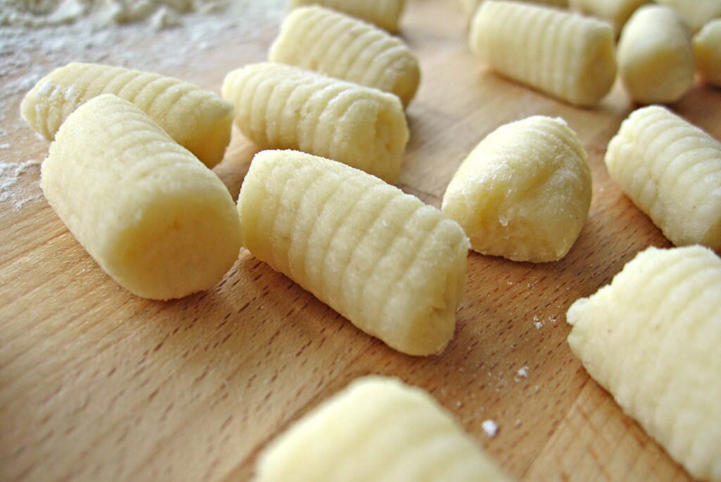 Gli gnocchi. Saranno protagonisti a Bomarzo (VT) nei primi giorni di luglio. By H. Alexander Talbot (GnocchiUpCloseGrooved)  , via Wikimedia Commons