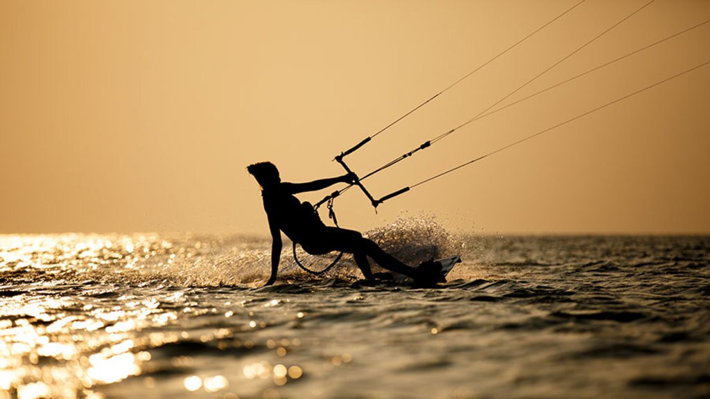 Il kitesurf. Nello stretto di Messina il vento è ideale per praticare questo sport.