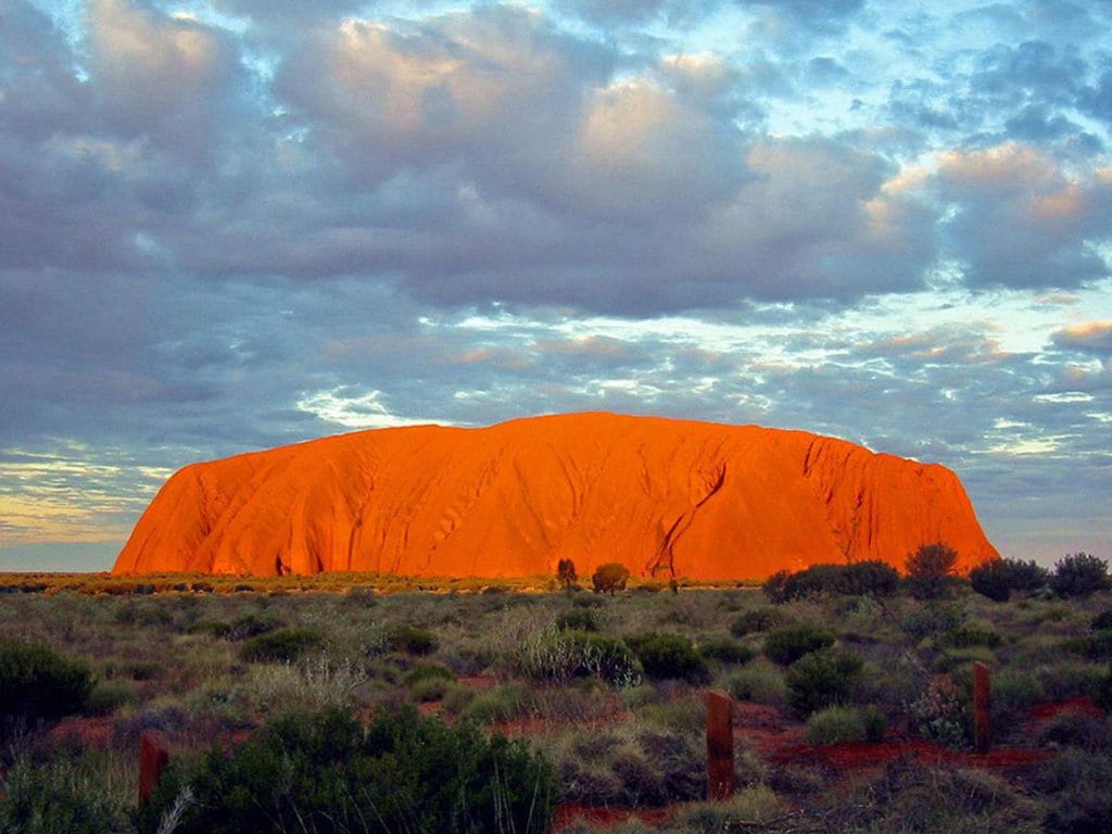 Uluru, in Australia, è il luogo dell'era del sogno, secondo la sacra mitologia aborigena. Di Thomas Schoch  , attraverso Wikimedia Commons