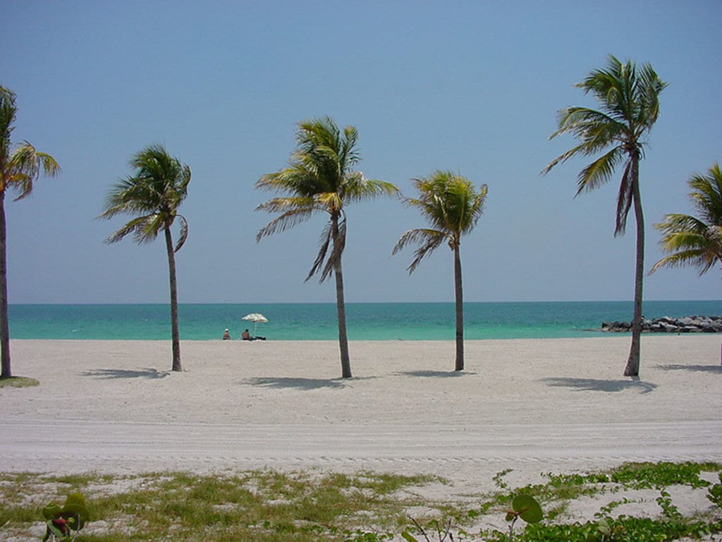 Il panorama della spiaggia Sunny Isle in Florida. By Alistair Cunningham  , attraverso Wikimedia Commons​