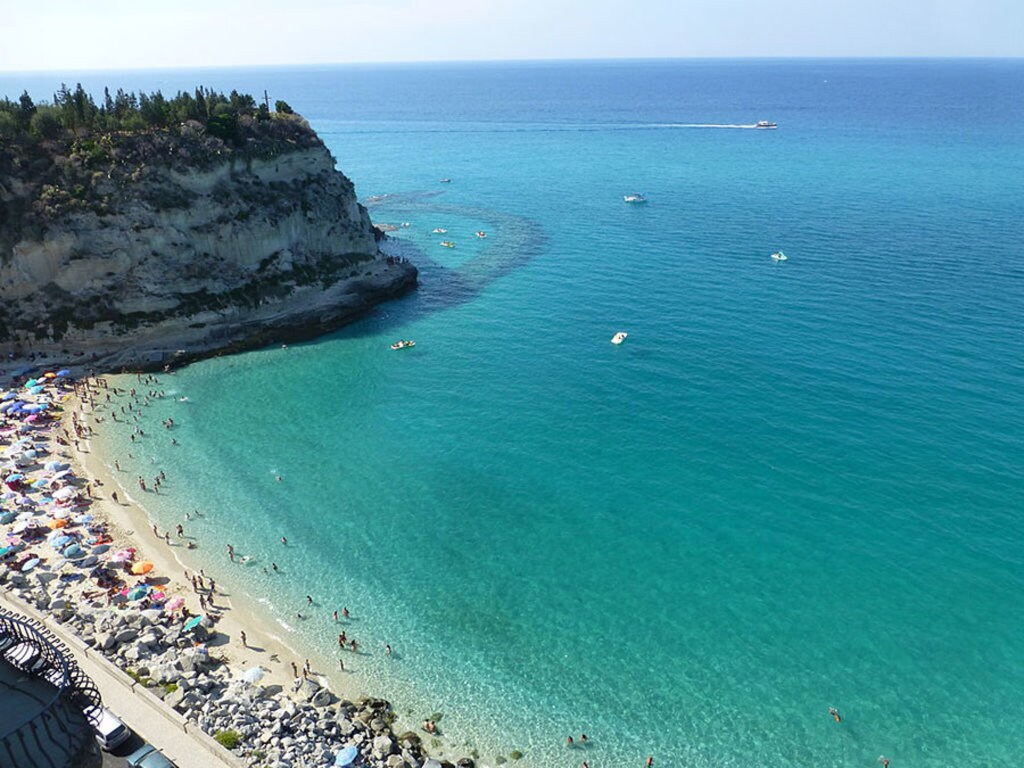 Il promontorio di Tropea con la spiaggia. Di Marcuscalabresus (Opera propria)  , attraverso Wikimedia Commons
