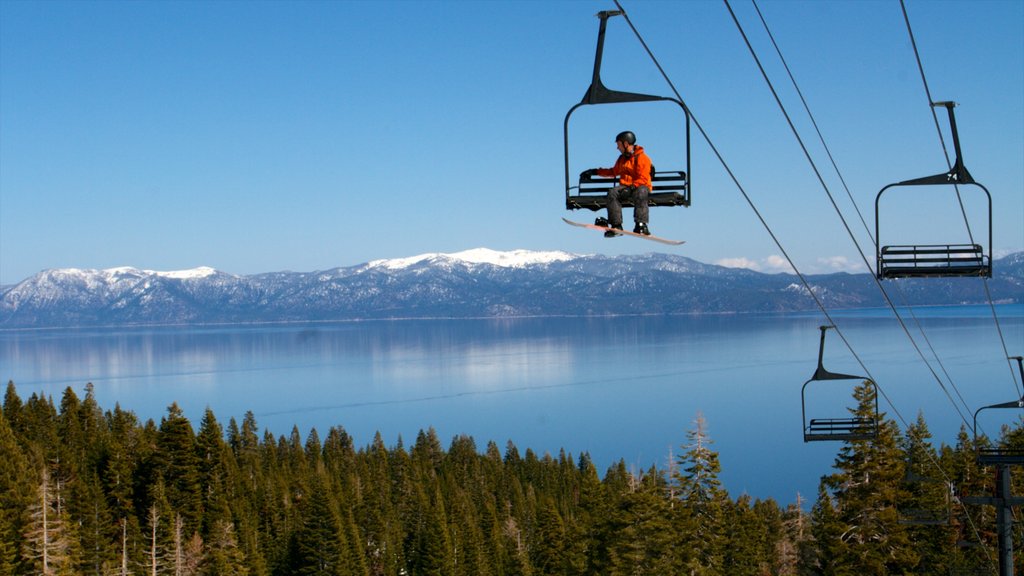 Homewood Mountain Resort mostrando un lago o espejo de agua, nieve y ski en la nieve