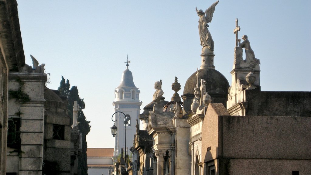 Cementerio de la Recoleta mostrando um memorial e uma estátua ou escultura