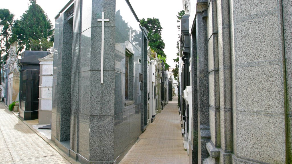 Recoleta Cemetery showing a cemetery and a memorial