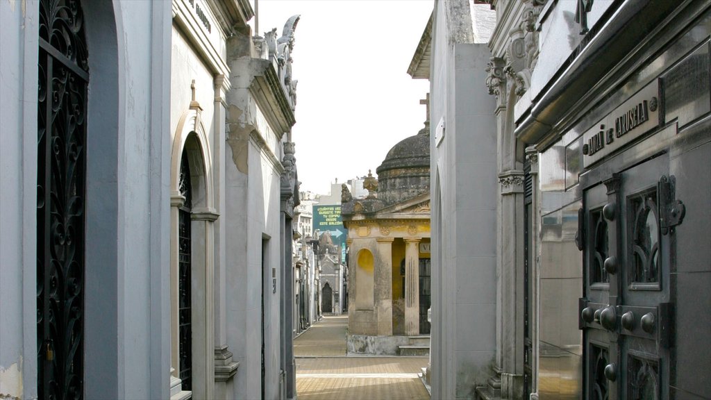 Recoleta Cemetery showing a cemetery