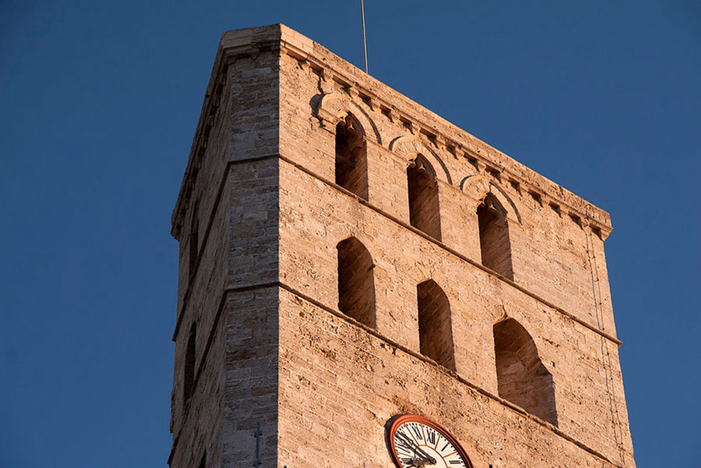 La cattedrale d'Eivissa possiede una maestosa torre, alta 105 metri. Di fnogues - Flickr: IMG_2976, CC BY-SA 2.0, https://commons.wikimedia.org/w/index.php?curid=16391853