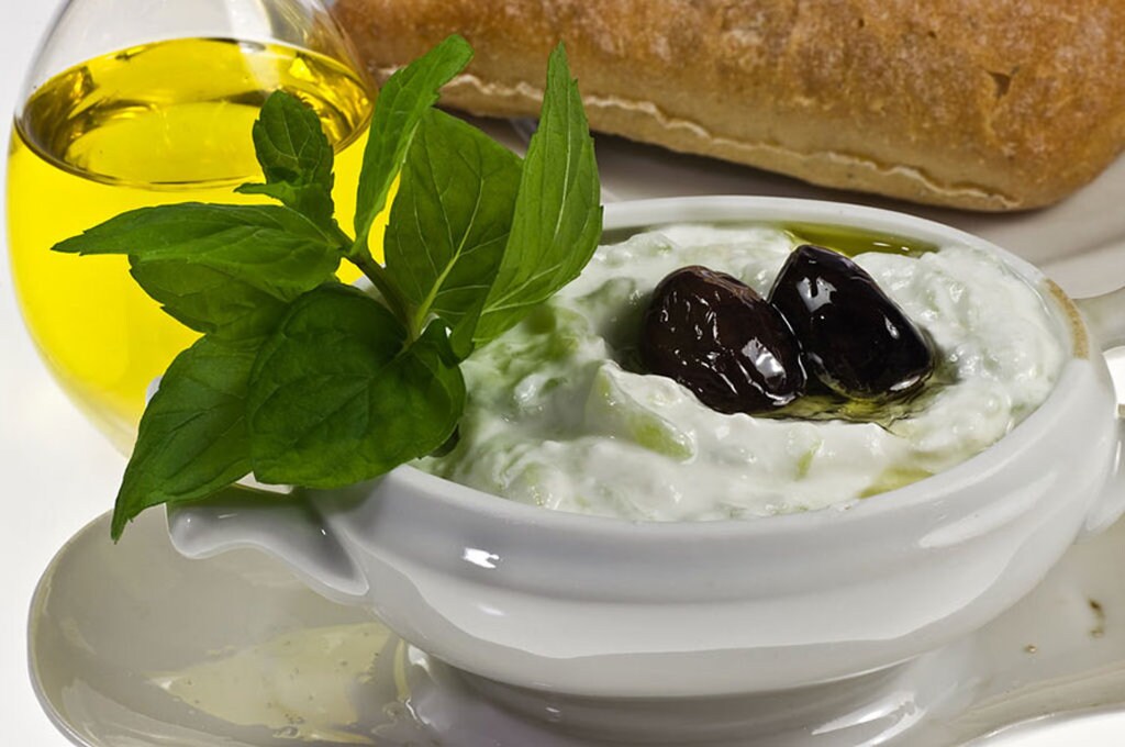 tzatziki è una salsa a base di yoghurt, un antipasto molto diffuso in Grecia. By Nikodem Nijaki (Own work)  , viaWikimedia Commons