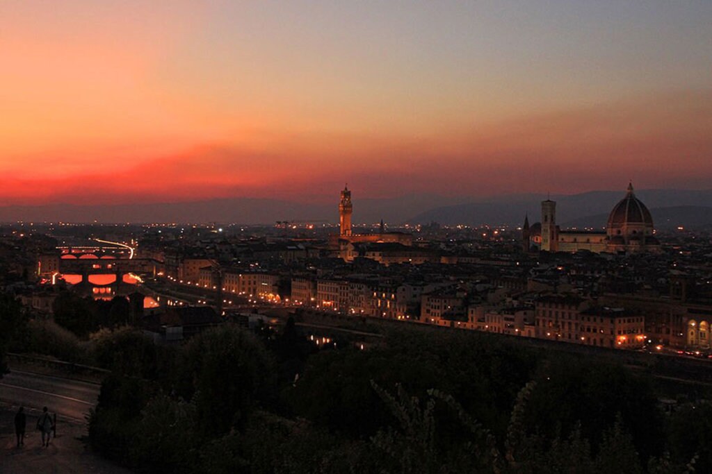 Fare l'alba a Piazzale Michelangelo può rivelarsi il momento più emozionante della nottata. By Jörg Bittner (Unna) - Own work, CC BY-SA 3.0, https://commons.wikimedia.org/w/index.php?curid=35791581