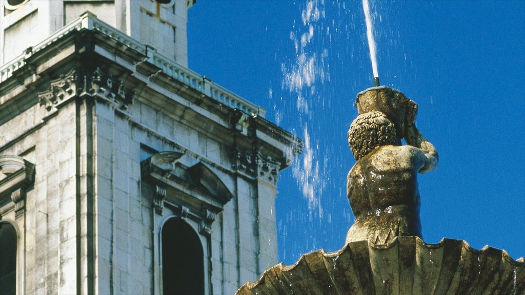 Catedral de Salzburgo que incluye arte, elementos religiosos y una fuente