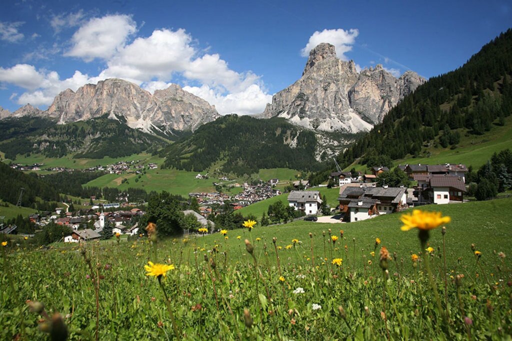 Piccoli paesini, villaggi attrezzati, rifugi sperduti: sono molte le soluzioni per il pernottamento. Foto di Freddy Planinscheck. Courtesy of Consorzio Turistico Alta Badia.