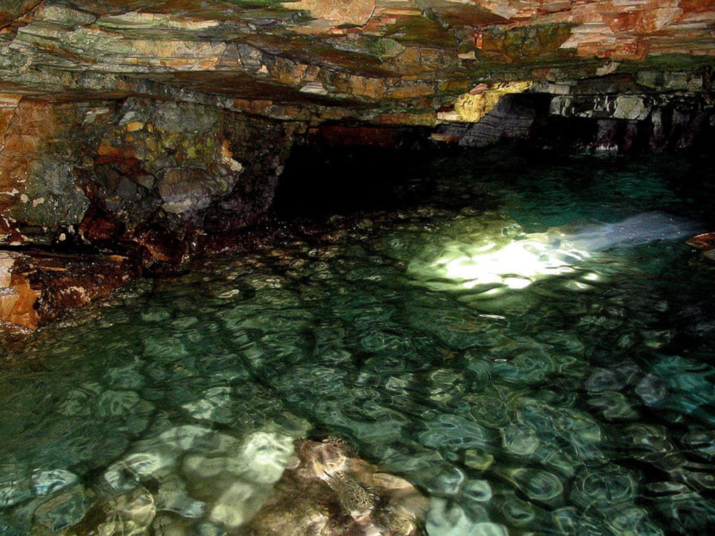 Porto Selvaggio, località presso Nardò in Puglia. Di sisy81 sorgente di acqua dolce (Flickr)  , attraverso Wikimedia Commons.