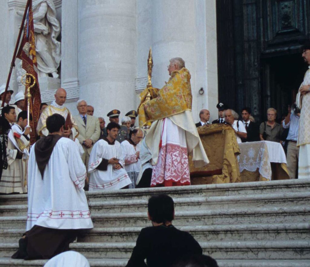 La tradizionale benedizione del Patriarca. https://upload.wikimedia.org/wikipedia/commons/6/6a/Angelo_scola_07_2005.jpg