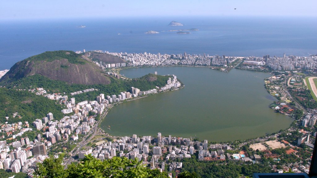 Cristo de Corcovado ofreciendo vistas generales de la costa y una ciudad costera