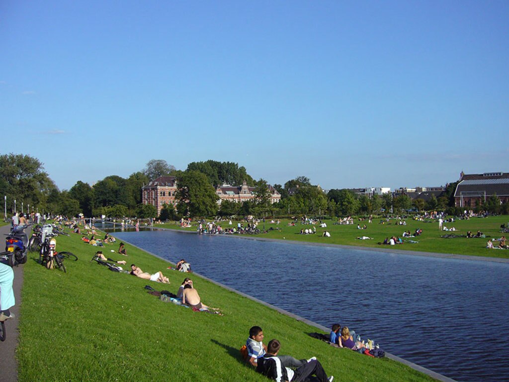 Alcune persone prendono il sole a Westerpark By David van der Mark (originally posted to Flickr as Westerpark)  , via Wikimedia Commons
