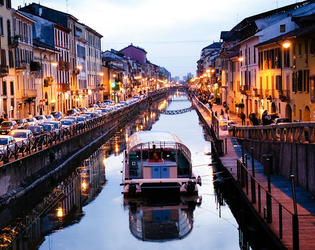 Milano, riflessi lungo un naviglio.