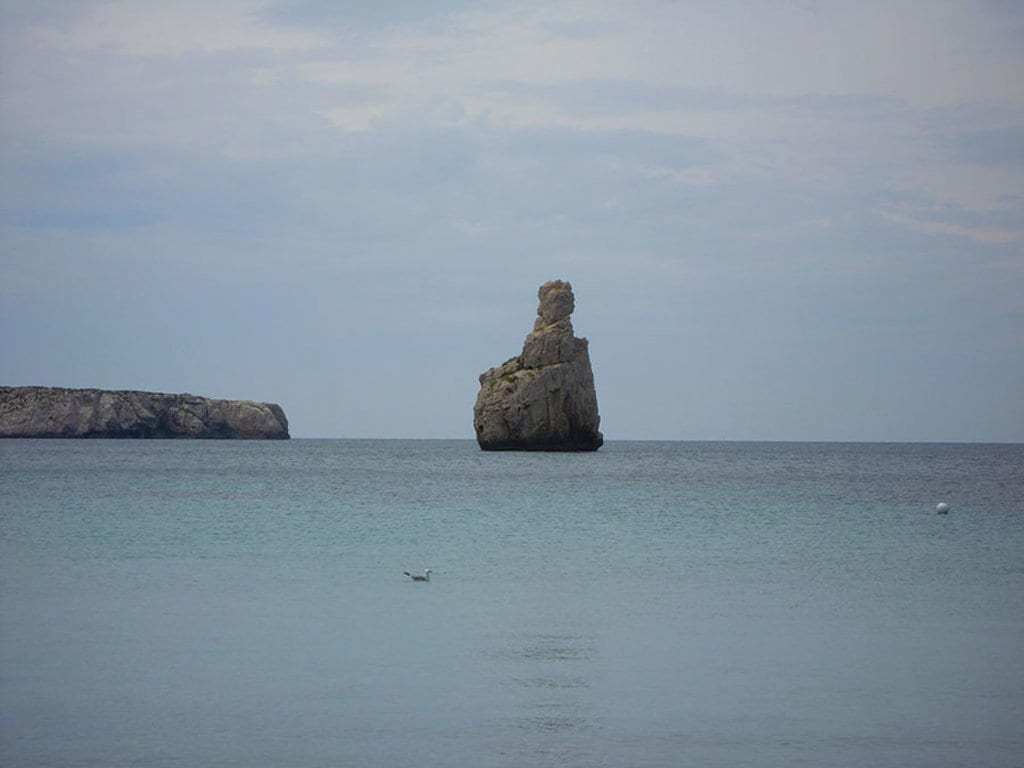 Cala Benirras, una spiaggia stupenda da evitare però ad agosto. Di stavros1 (self-made image)  , attraverso Wikimedia Commons
