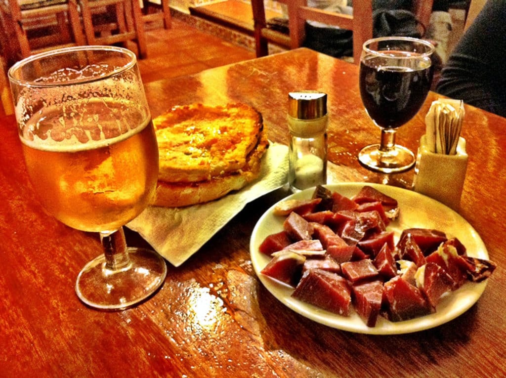 Un tipico aperitivo servito al Bar Costa, uno dei più antichi dell'isola. Di Mover el Bigote  , attraverso Wikimedia Commons