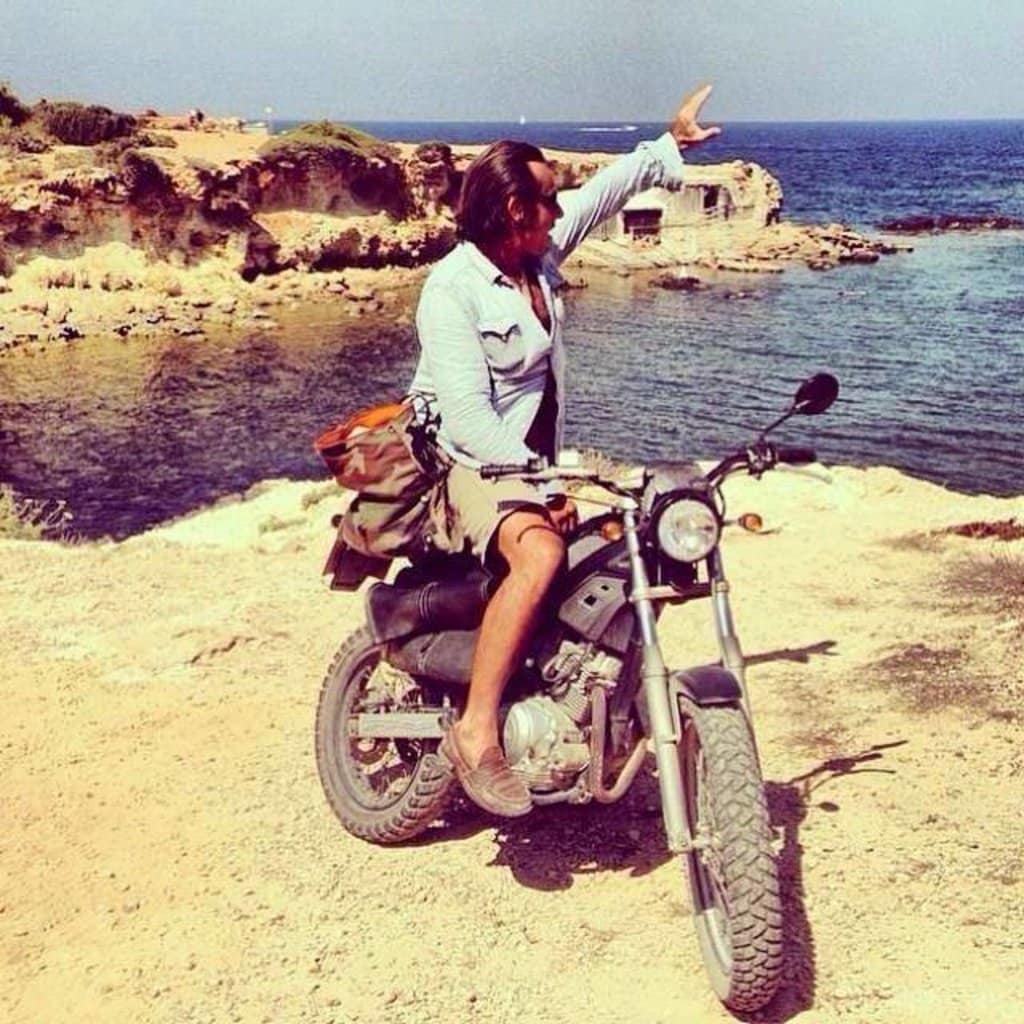 Paco e la sua moto posano in un posto di Ibiza che non ha voluto rivelare...