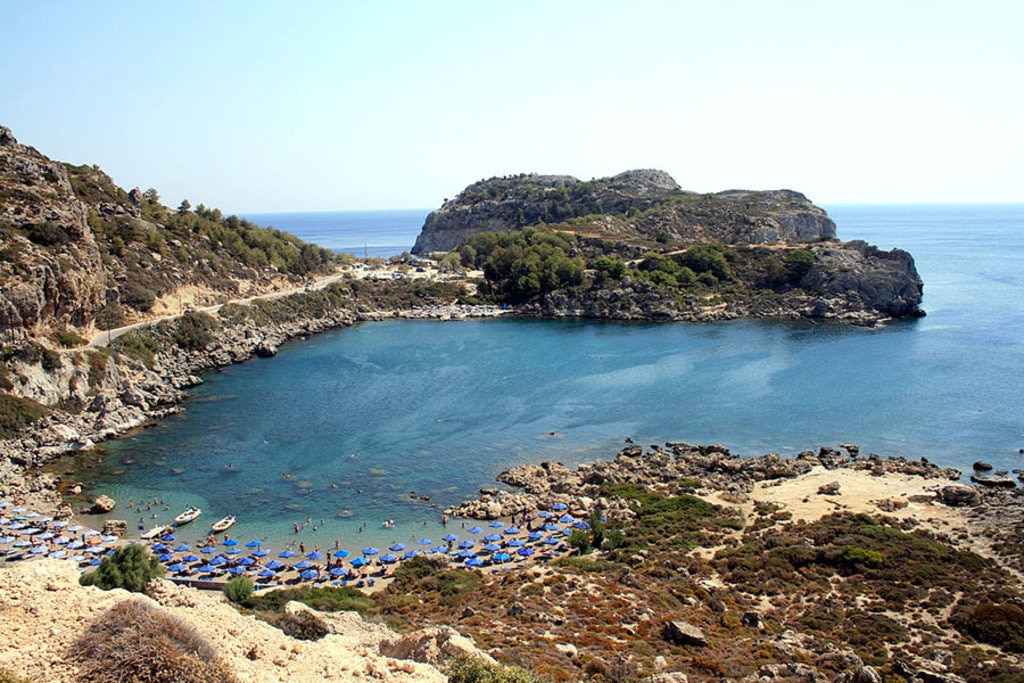 La bella spiaggia di Faliraki, una zona molto conosciuta anche per i party fino all'alba. Pubblico dominio, https://commons.wikimedia.org/w/index.php?curid=2693385