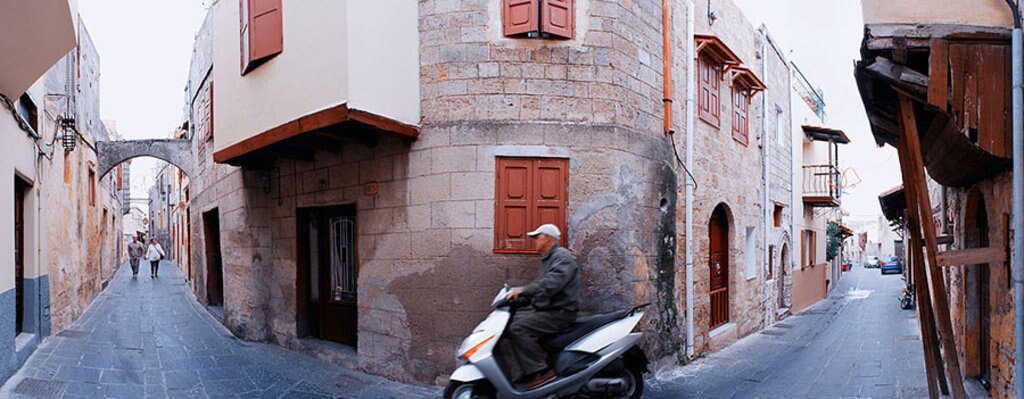 La città vecchia di Rodi, dai suggestivi vicoli stretti, ideale per passeggiate e per piccoli break a base d'Ouzo, pita e vari mezè. Di Mstyslav Chernov - Fotografia autoprodotta, http://mstyslav-chernov.com/, CC BY-SA 3.0, https://commons.wikimedia.org/w/index.php?curid=25789094