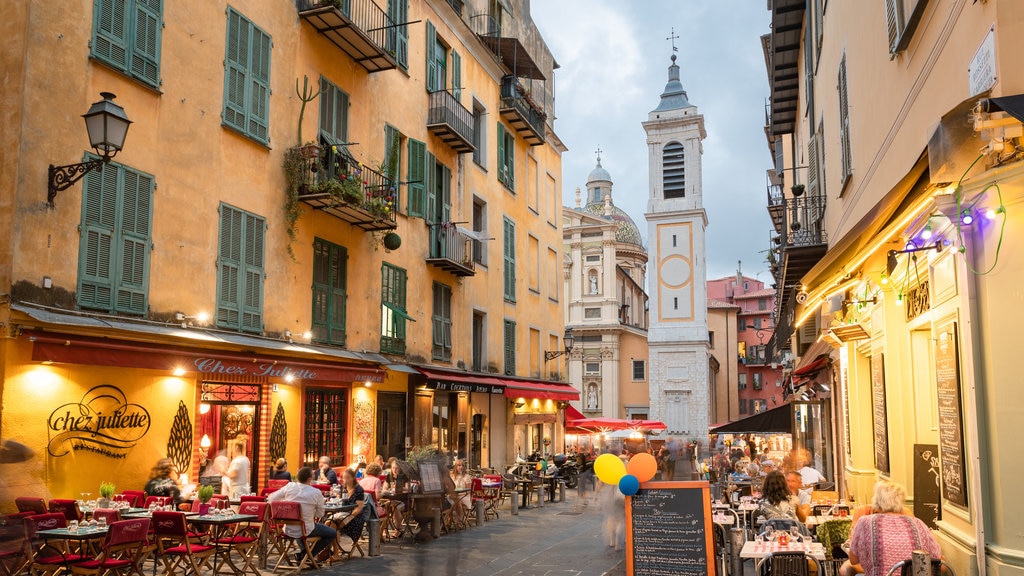 Côte d\'Azur montrant repas à l’extérieur et une ville