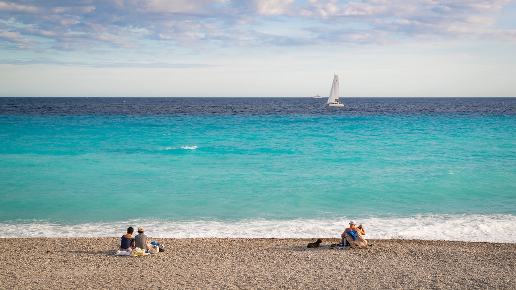 Riviera Francesa mostrando paisagens litorâneas e uma praia de areia assim como um casal