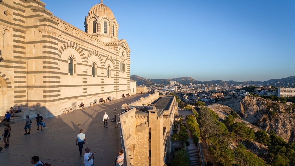 La Provenza ofreciendo elementos del patrimonio, vistas de paisajes y vistas