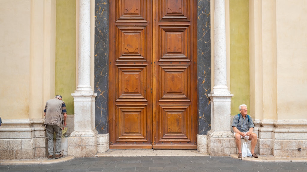 Catedral de Nice caracterizando elementos de patrimônio assim como um homem sozinho