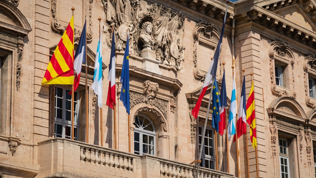 Hôtel de ville mettant en vedette éléments du patrimoine